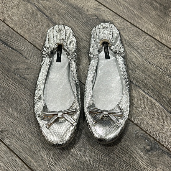 • Dolce & Gabbana • Women’s Metallic Grey Snakeskin Bow Ballet Flats 41 - Picture 3 of 10